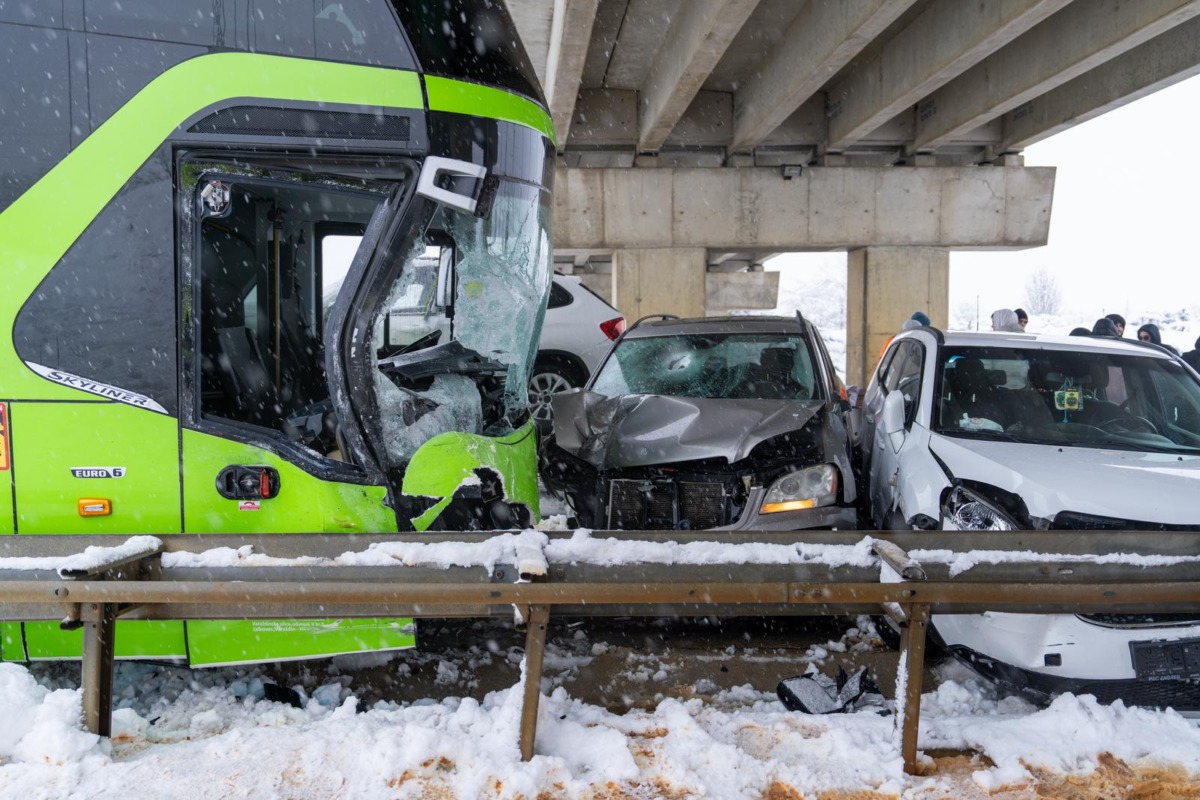 Lančani sudar busa i pet automobila kod Gospića