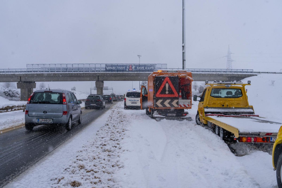 Lančani sudar busa i pet automobila kod Gospića