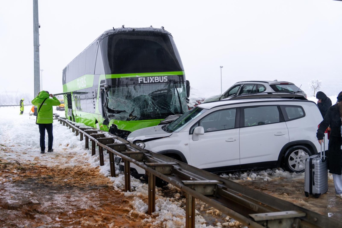 Lančani sudar busa i pet automobila kod Gospića