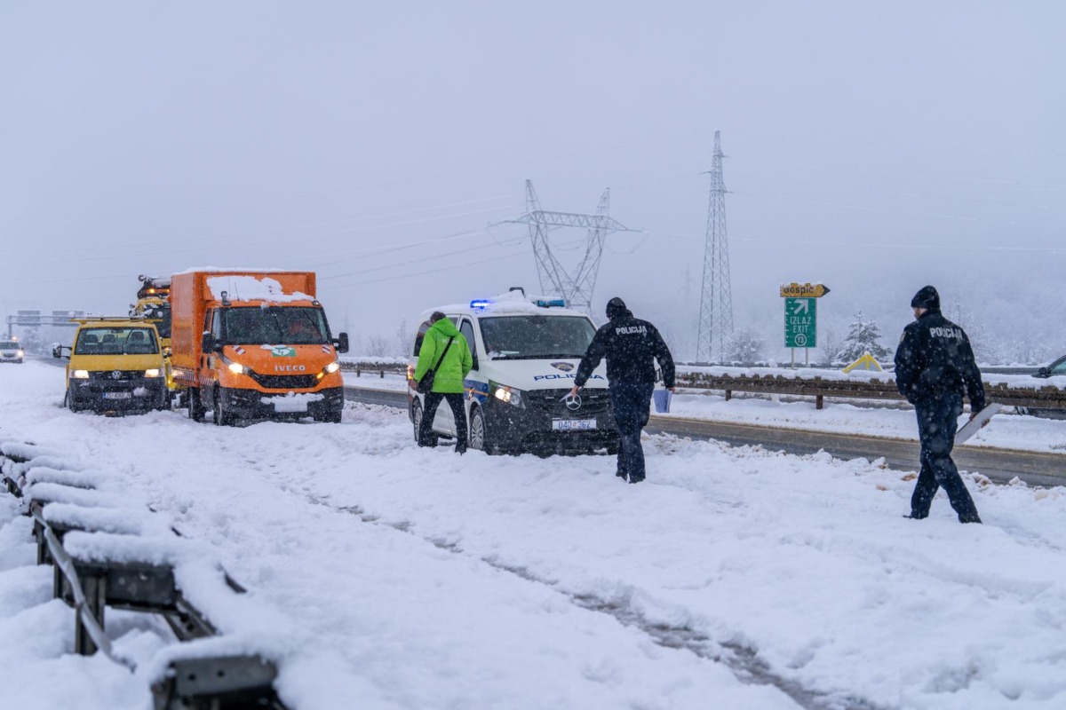 Lančani sudar busa i pet automobila kod Gospića