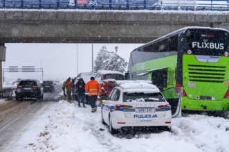 Lančani sudar busa i pet automobila kod Gospića