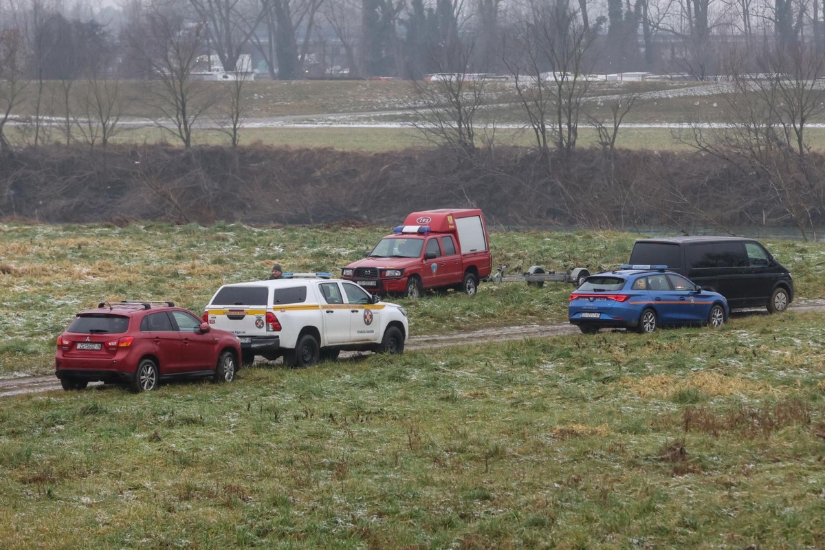 Zagreb: Vatrogasci, policija i HGSS se pripremaju za nastavak potrage za djetetom u rijeci Savi