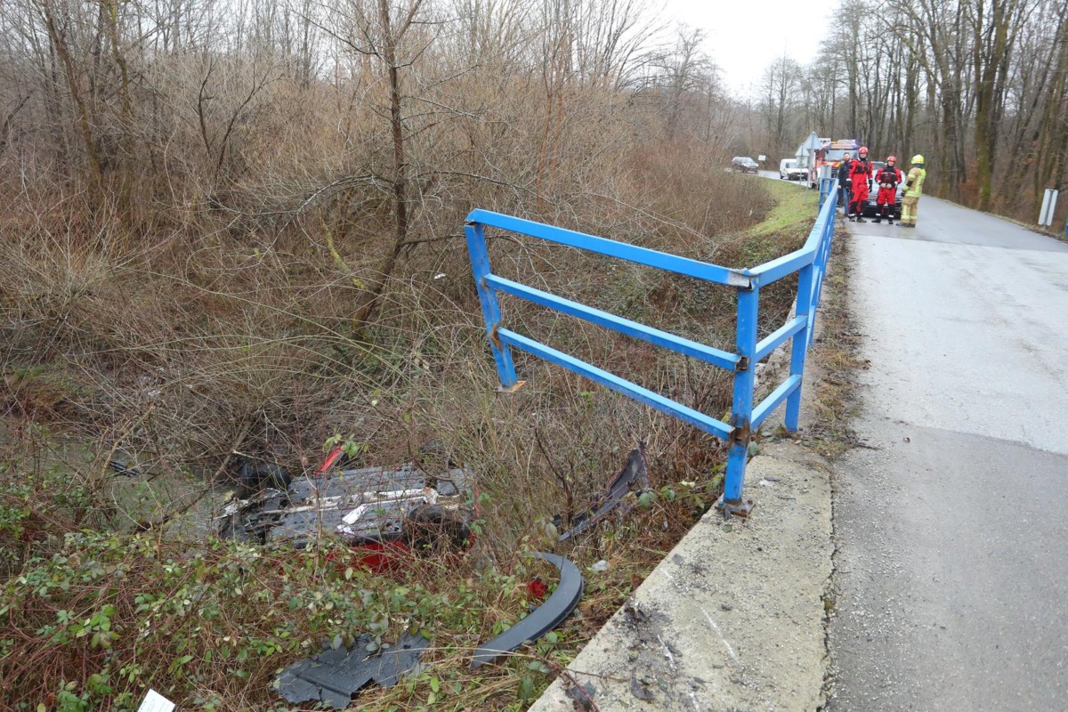 Karlovac: U slijetanju automobila smrtno stradala jedna osoba