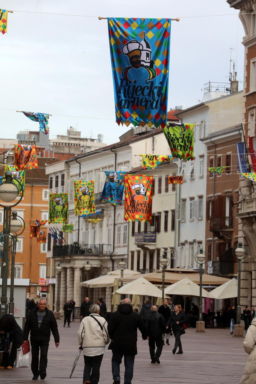 Rijeka: Centar grada ukrašen zastavama uoči Riječkog karnevala