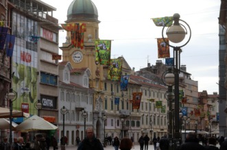 Rijeka: Centar grada ukraen zastavama uo?i Rije?kog karnevala