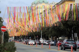 Rijeka: Centar grada ukrašen zastavama uoči Riječkog karnevala