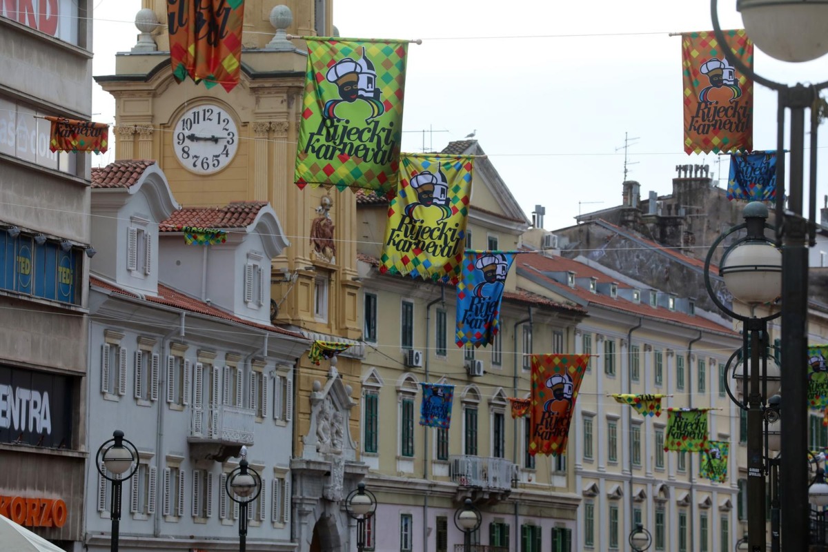 Rijeka: Centar grada ukrašen zastavama uoči Riječkog karnevala