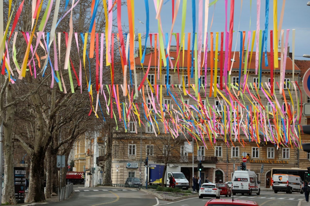 Rijeka: Centar grada ukrašen zastavama uoči Riječkog karnevala