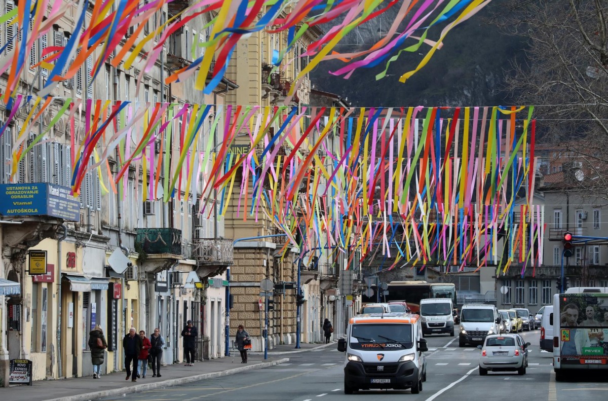 Rijeka: Centar grada ukrašen zastavama uoči Riječkog karnevala