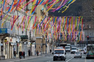 Rijeka: Centar grada ukrašen zastavama uoči Riječkog karnevala