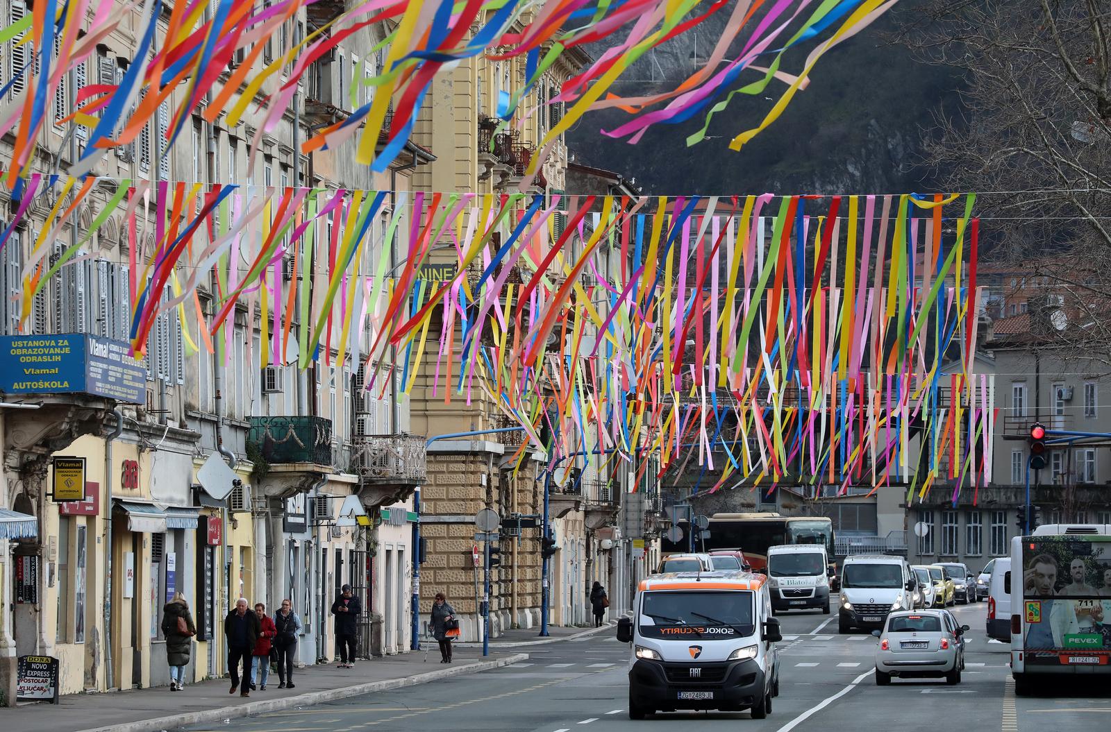 Rijeka: Centar grada ukrašen zastavama uoči Riječkog karnevala