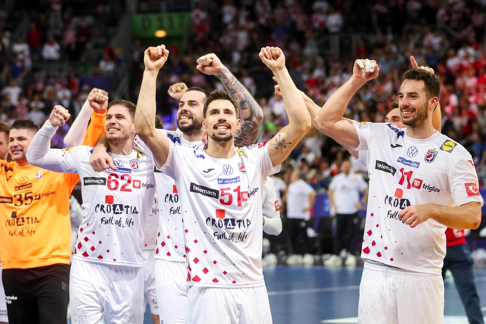 Zagreb: Slavlje rukometaša Hrvatske nakon pobjede nad Mađarskom i prolaska u polufinale Svjetskog prvenstva Zagreb: Slavlje rukometaša Hrvatske nakon pobjede nad Mađarskom i prolaska u polufinale Svjetskog prvenstva