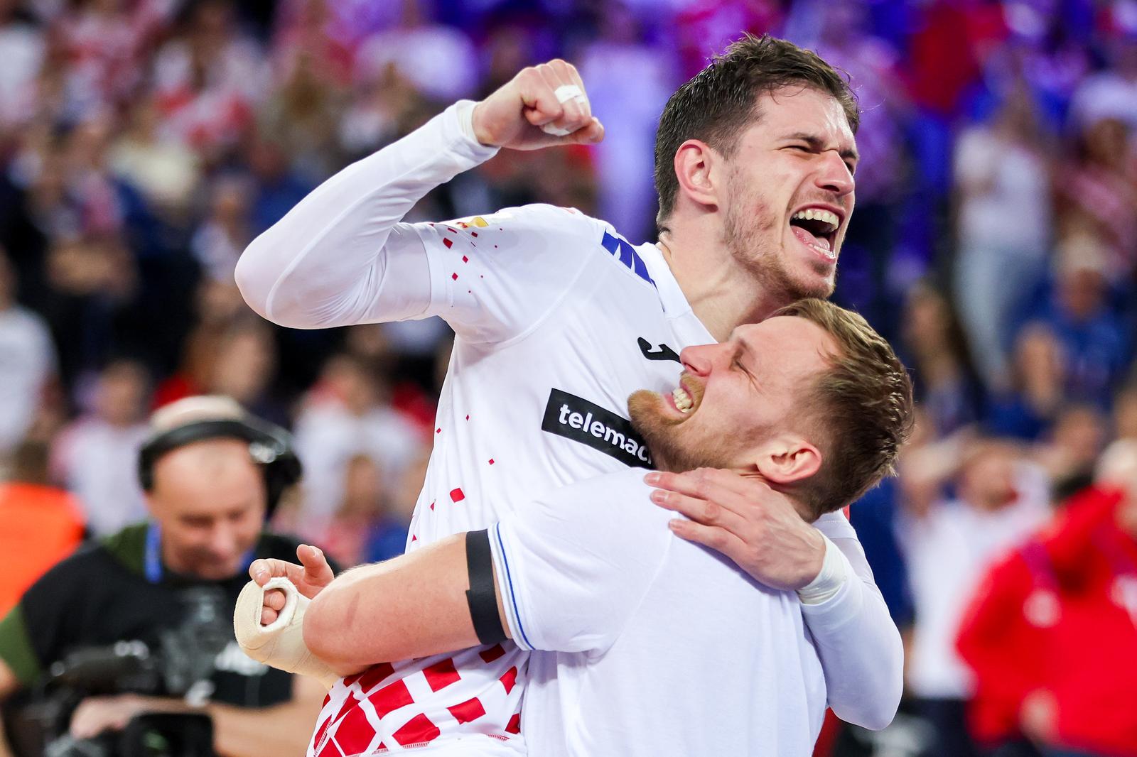 Zagreb: Slavlje rukometaša Hrvatske nakon pobjede nad Mađarskom i prolaska u polufinale Svjetskog prvenstva Zagreb: Slavlje rukometaša Hrvatske nakon pobjede nad Mađarskom i prolaska u polufinale Svjetskog prvenstva