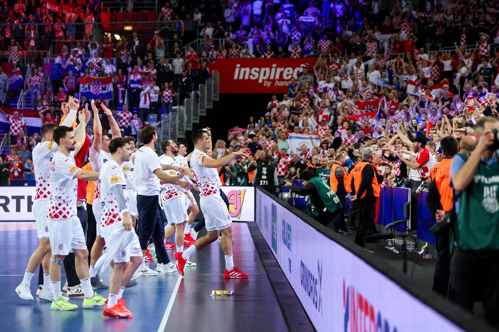 Zagreb: Slavlje rukometaša Hrvatske nakon pobjede nad Mađarskom i prolaska u polufinale Svjetskog prvenstva Zagreb: Slavlje rukometaša Hrvatske nakon pobjede nad Mađarskom i prolaska u polufinale Svjetskog prvenstva