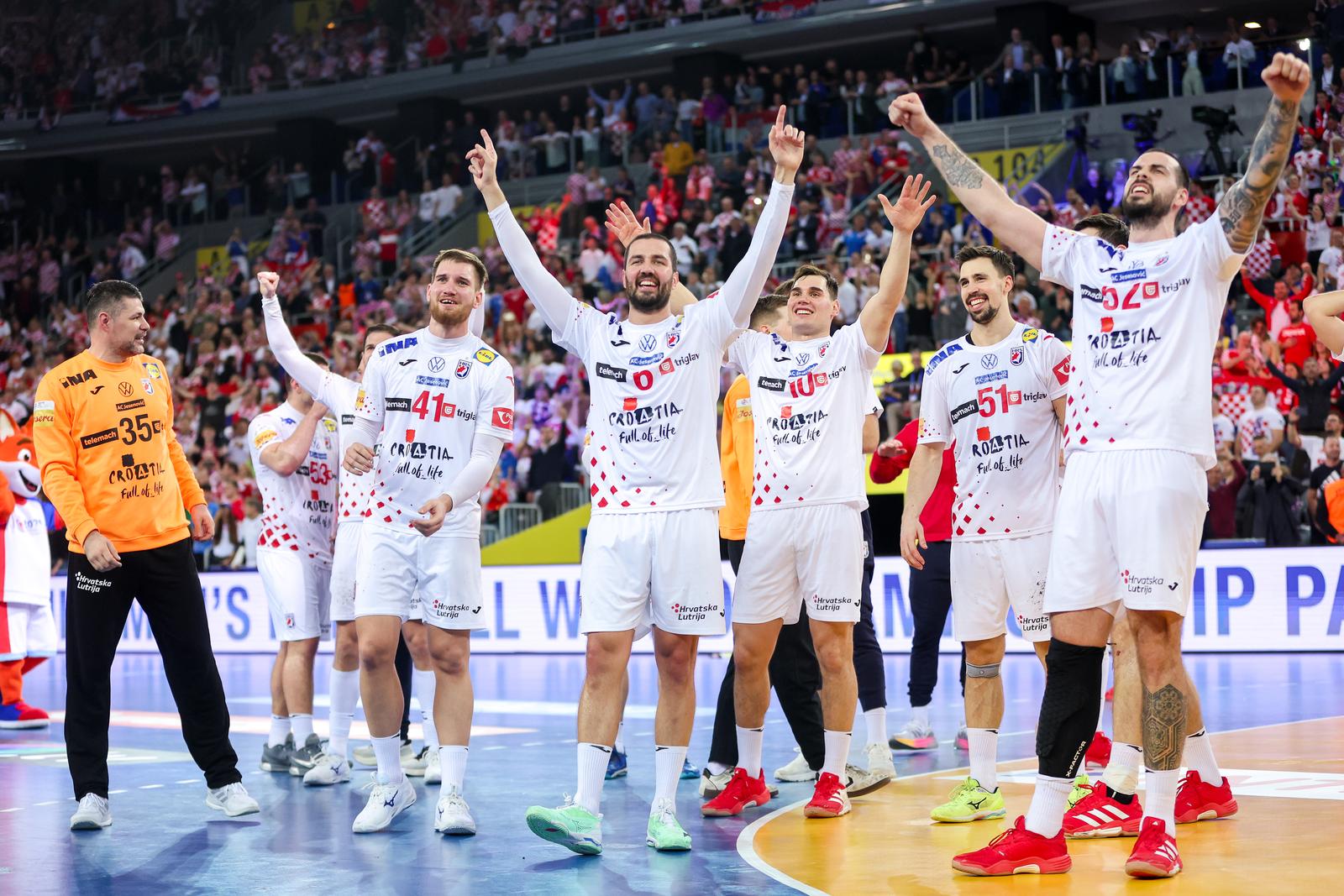 Zagreb: Slavlje rukometaša Hrvatske nakon pobjede nad Mađarskom i prolaska u polufinale Svjetskog prvenstva Zagreb: Slavlje rukometaša Hrvatske nakon pobjede nad Mađarskom i prolaska u polufinale Svjetskog prvenstva