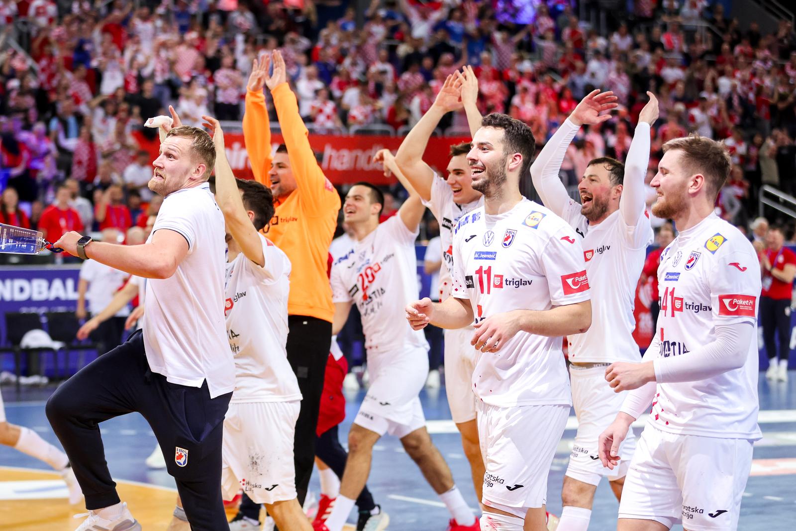 Zagreb: Slavlje rukometaša Hrvatske nakon pobjede nad Mađarskom i prolaska u polufinale Svjetskog prvenstva Zagreb: Slavlje rukometaša Hrvatske nakon pobjede nad Mađarskom i prolaska u polufinale Svjetskog prvenstva