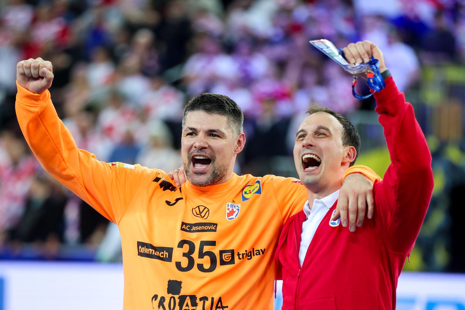 Zagreb: Slavlje rukometaša Hrvatske nakon pobjede nad Mađarskom i prolaska u polufinale Svjetskog prvenstva Zagreb: Slavlje rukometaša Hrvatske nakon pobjede nad Mađarskom i prolaska u polufinale Svjetskog prvenstva