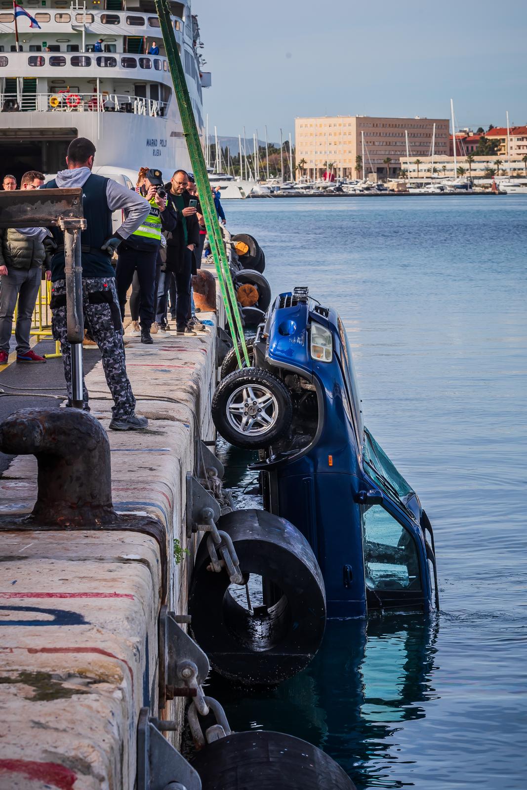 Split: Izvučen automobil koji je sinoć sletio u more kod gradske luke, vozač preminuo