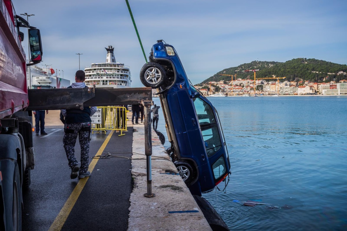 Split: Izvučen automobil koji je sinoć sletio u more kod gradske luke, vozač preminuo