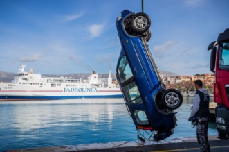 Split: Izvučen automobil koji je sinoć sletio u more kod gradske luke, vozač preminuo