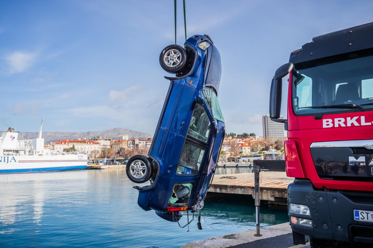 Split: Izvučen automobil koji je sinoć sletio u more kod gradske luke, vozač preminuo