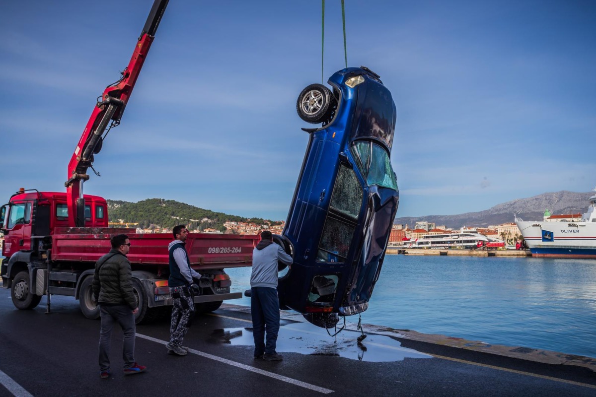 Split: Izvučen automobil koji je sinoć sletio u more kod gradske luke, vozač preminuo