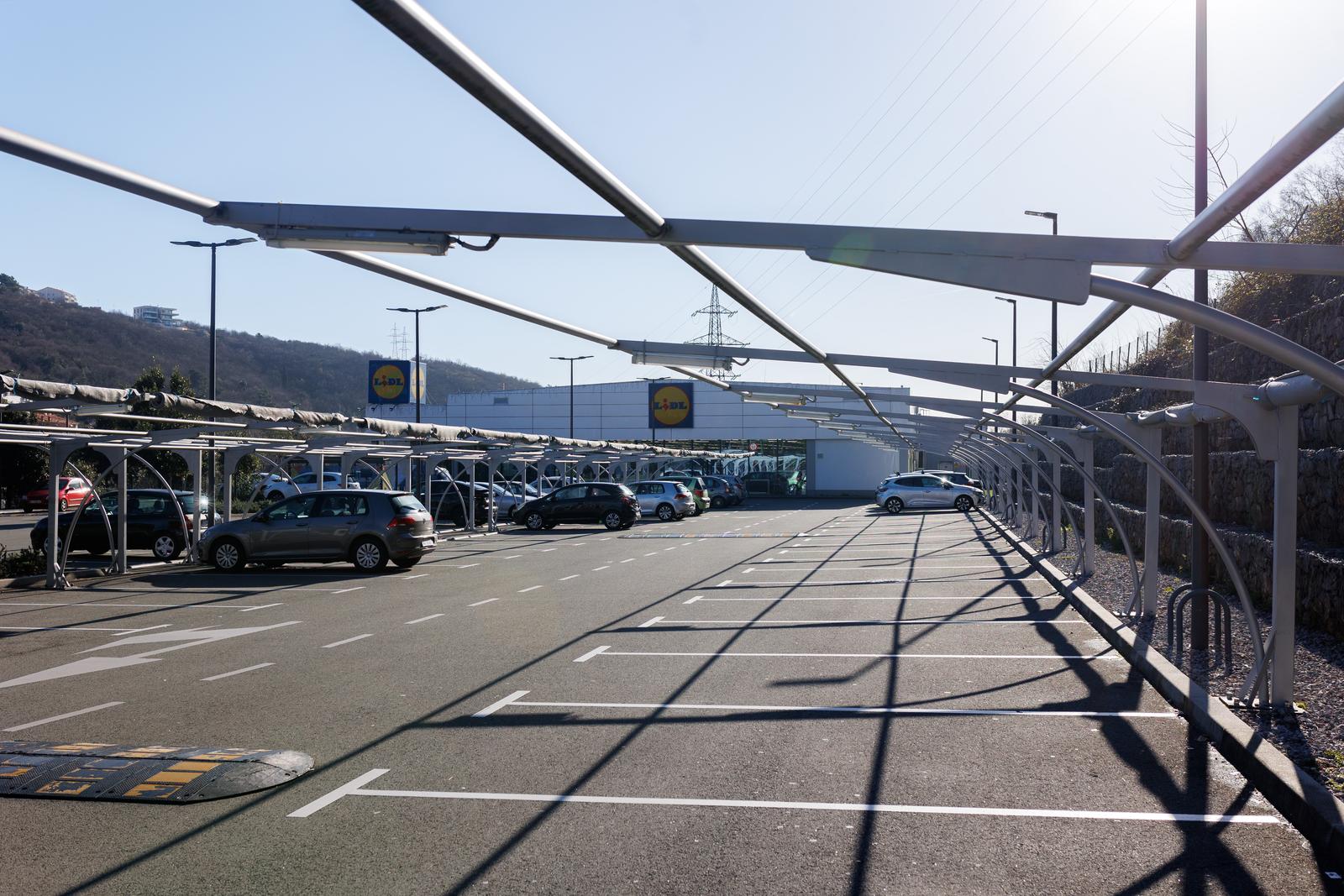 Prazan parking ispred Lidla u Rijeci Prazan parking ispred Lidla u Rijeci