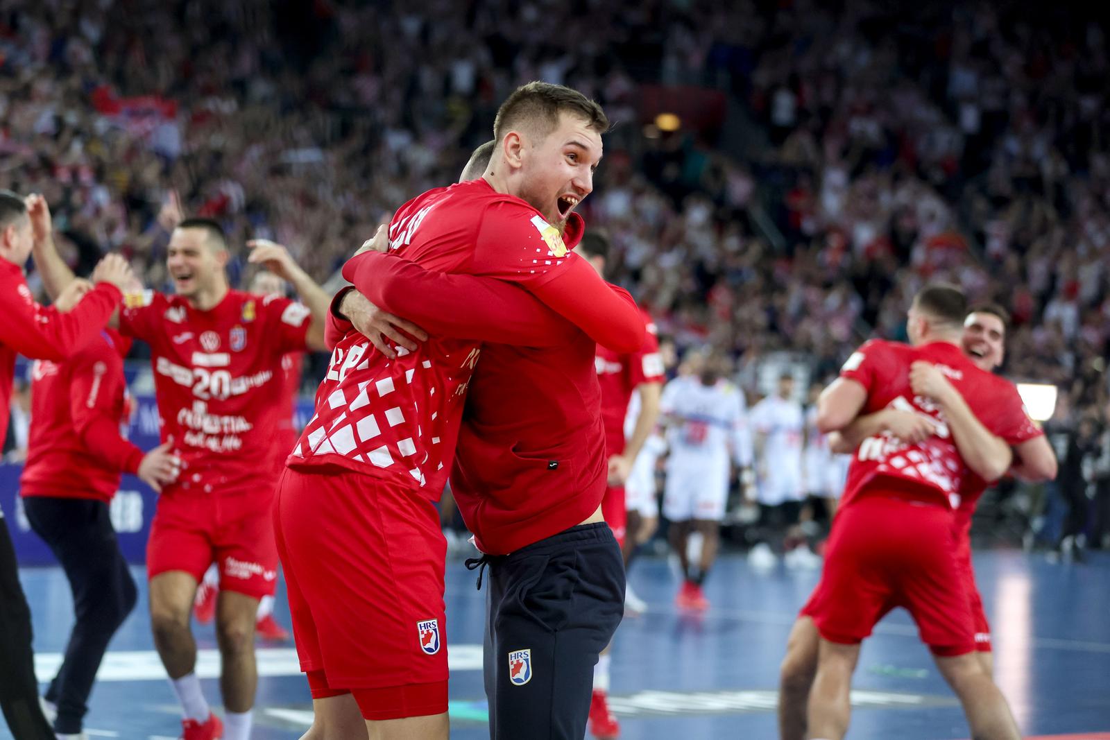Zagreb: Slavlje rukometaša Hrvatske nakon pobjede nad Francuskom i prolaska u finale Svjetskog prvenstva Zagreb: Slavlje rukometaša Hrvatske nakon pobjede nad Francuskom i prolaska u finale Svjetskog prvenstva