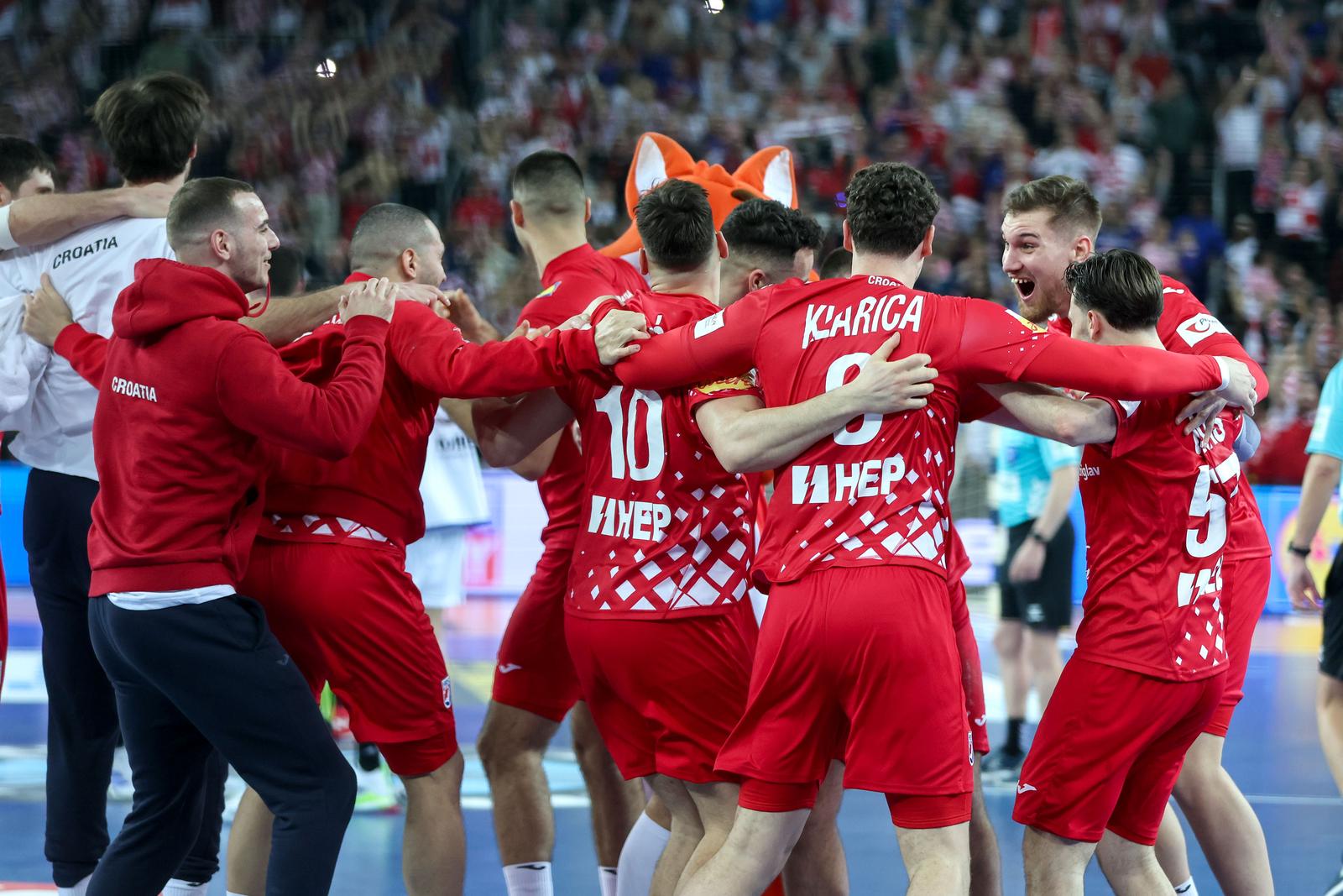 Zagreb: Slavlje rukometaša Hrvatske nakon pobjede nad Francuskom i prolaska u finale Svjetskog prvenstva Zagreb: Slavlje rukometaša Hrvatske nakon pobjede nad Francuskom i prolaska u finale Svjetskog prvenstva