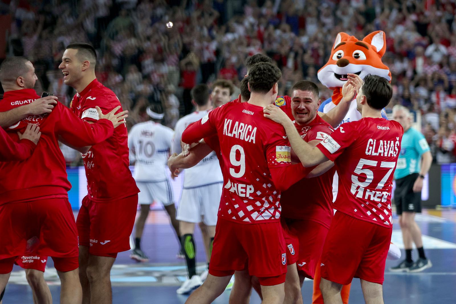 Zagreb: Slavlje rukometaša Hrvatske nakon pobjede nad Francuskom i prolaska u finale Svjetskog prvenstva Zagreb: Slavlje rukometaša Hrvatske nakon pobjede nad Francuskom i prolaska u finale Svjetskog prvenstva