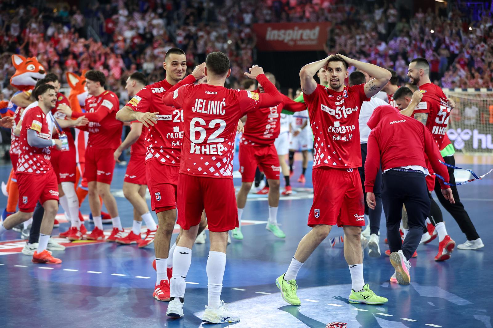 Zagreb: Slavlje rukometaša Hrvatske nakon pobjede nad Francuskom i prolaska u finale Svjetskog prvenstva Zagreb: Slavlje rukometaša Hrvatske nakon pobjede nad Francuskom i prolaska u finale Svjetskog prvenstva