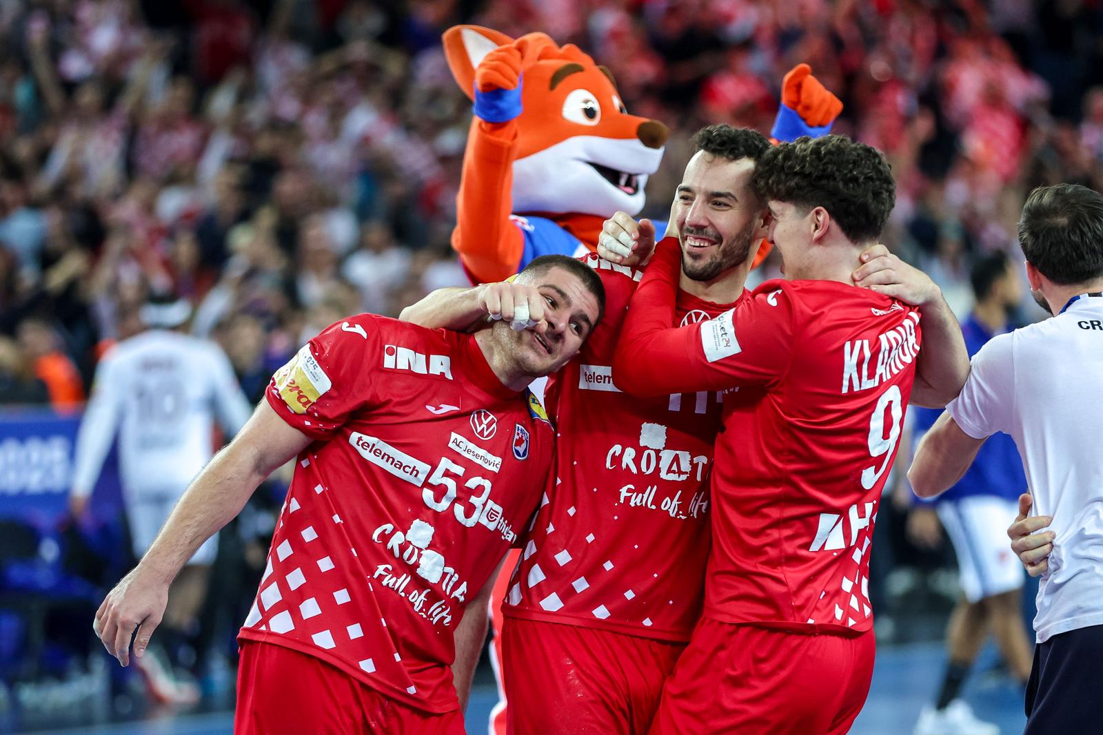 Zagreb: Slavlje rukometaša Hrvatske nakon pobjede nad Francuskom i prolaska u finale Svjetskog prvenstva Zagreb: Slavlje rukometaša Hrvatske nakon pobjede nad Francuskom i prolaska u finale Svjetskog prvenstva