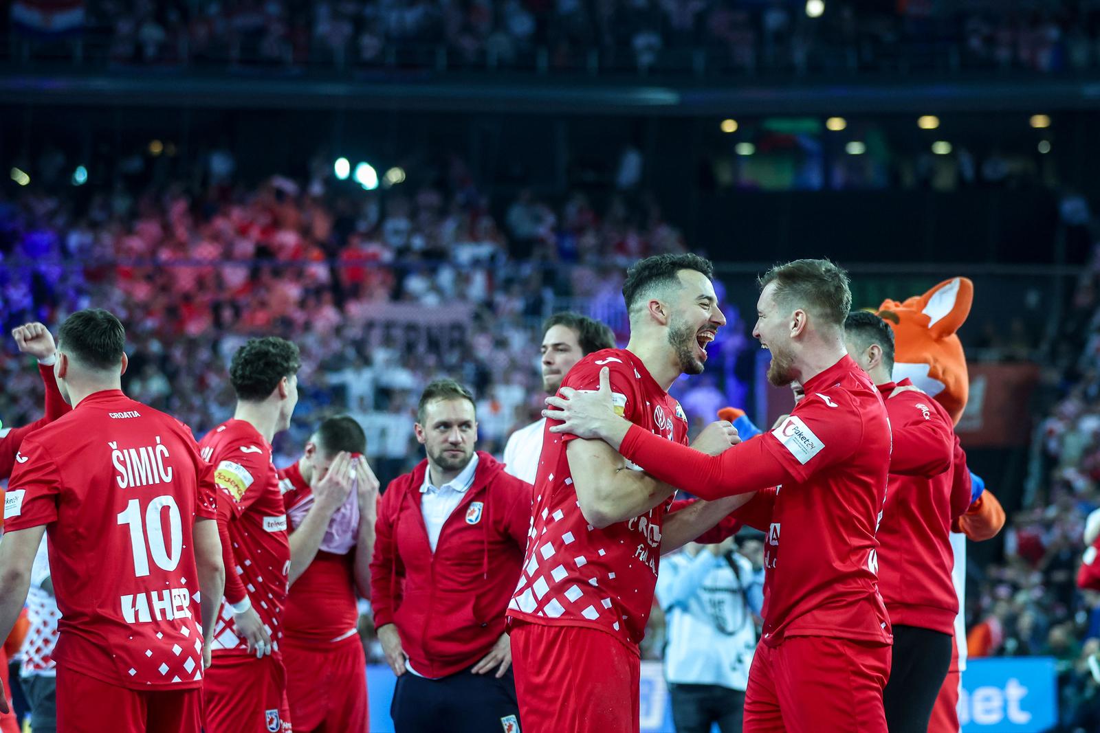 Zagreb: Slavlje rukometaša Hrvatske nakon pobjede nad Francuskom i prolaska u finale Svjetskog prvenstva Zagreb: Slavlje rukometaša Hrvatske nakon pobjede nad Francuskom i prolaska u finale Svjetskog prvenstva