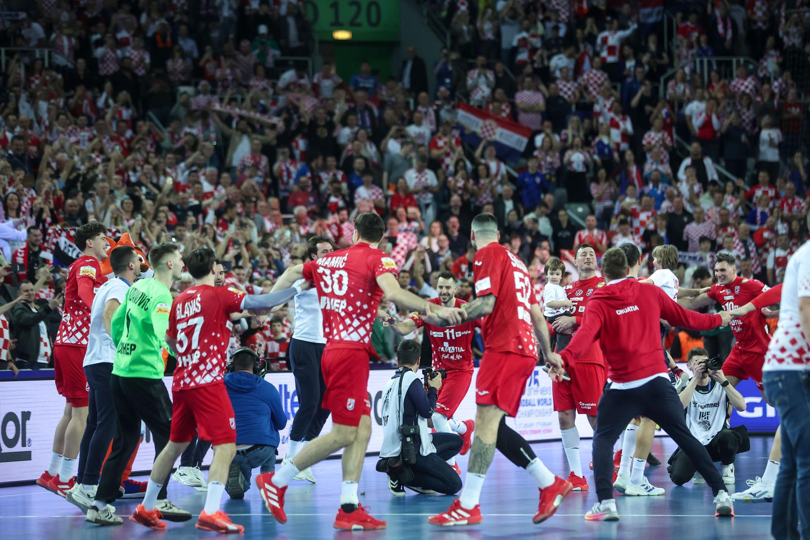 Zagreb: Slavlje rukometaša Hrvatske nakon pobjede nad Francuskom i prolaska u finale Svjetskog prvenstva Zagreb: Slavlje rukometaša Hrvatske nakon pobjede nad Francuskom i prolaska u finale Svjetskog prvenstva