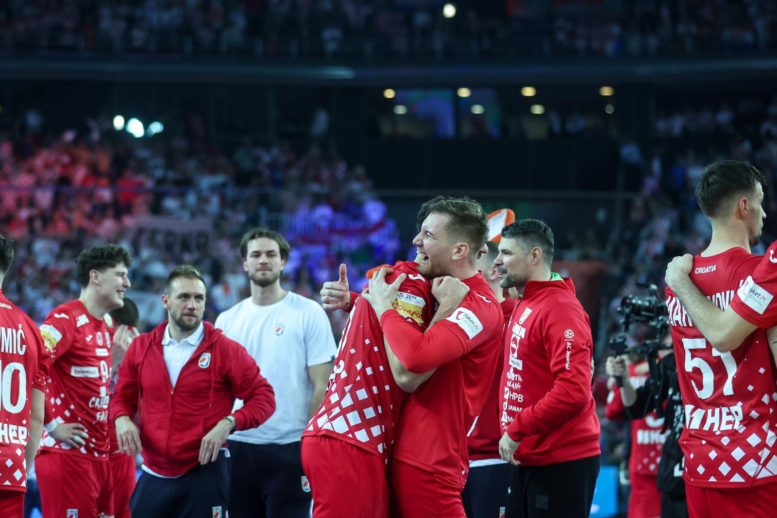 Zagreb: Slavlje rukometaša Hrvatske nakon pobjede nad Francuskom i prolaska u finale Svjetskog prvenstva Zagreb: Slavlje rukometaša Hrvatske nakon pobjede nad Francuskom i prolaska u finale Svjetskog prvenstva