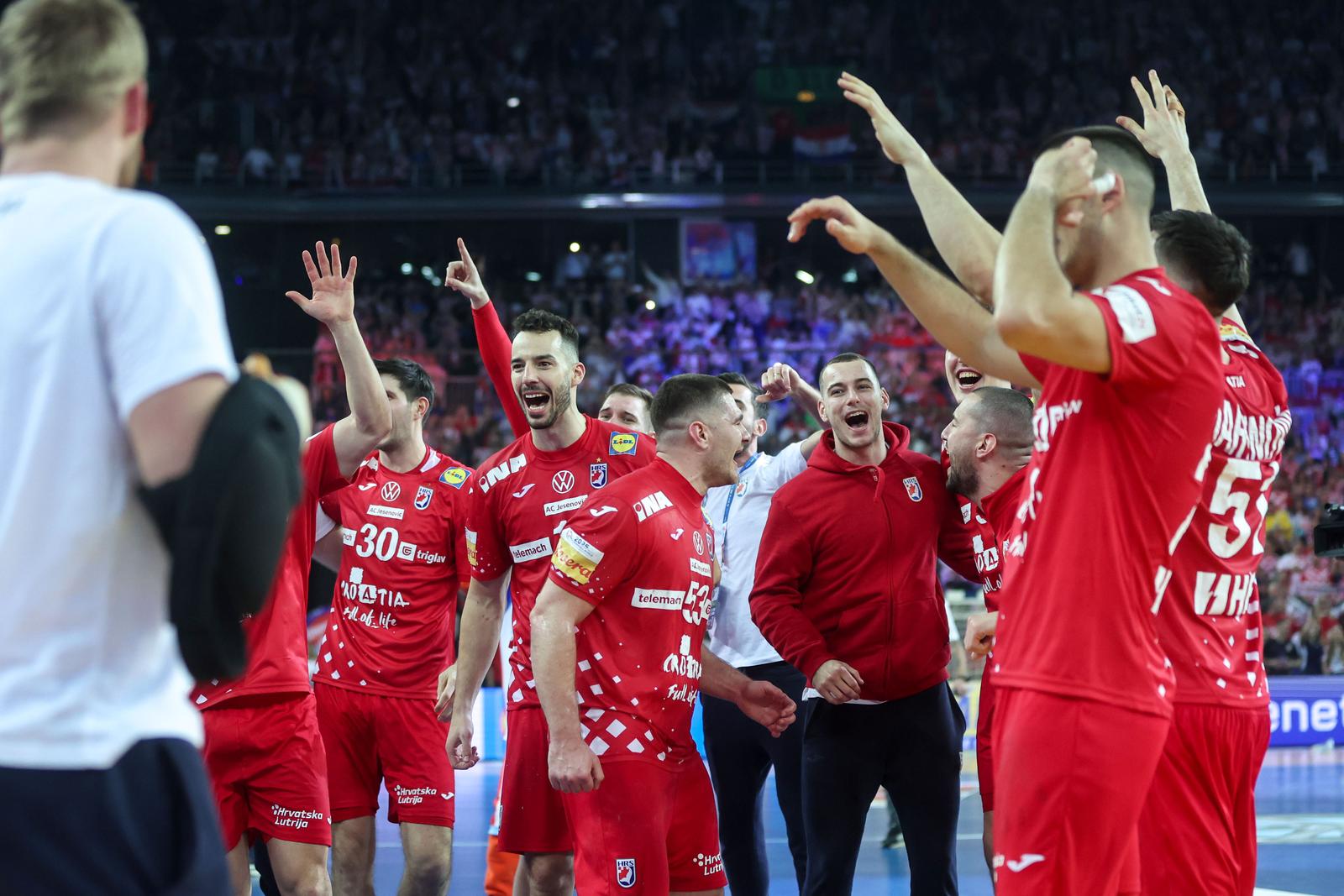 Zagreb: Slavlje rukometaša Hrvatske nakon pobjede nad Francuskom i prolaska u finale Svjetskog prvenstva Zagreb: Slavlje rukometaša Hrvatske nakon pobjede nad Francuskom i prolaska u finale Svjetskog prvenstva