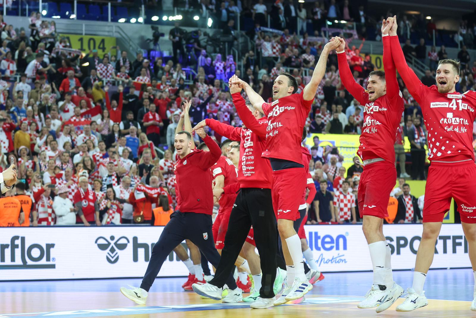 Zagreb: Slavlje rukometaša Hrvatske nakon pobjede nad Francuskom i prolaska u finale Svjetskog prvenstva Zagreb: Slavlje rukometaša Hrvatske nakon pobjede nad Francuskom i prolaska u finale Svjetskog prvenstva