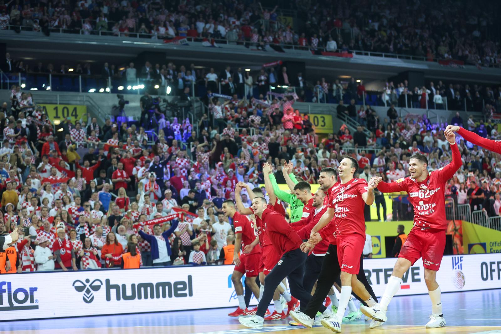 Zagreb: Slavlje rukometaša Hrvatske nakon pobjede nad Francuskom i prolaska u finale Svjetskog prvenstva Zagreb: Slavlje rukometaša Hrvatske nakon pobjede nad Francuskom i prolaska u finale Svjetskog prvenstva