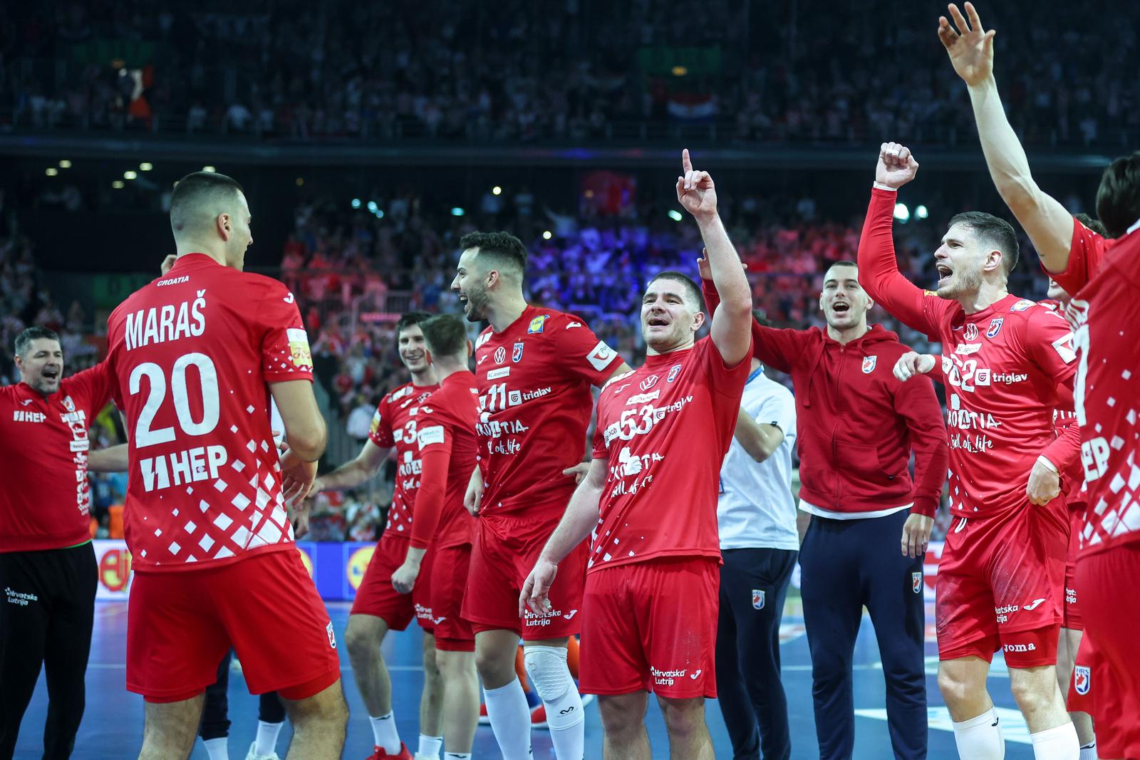 Zagreb: Slavlje rukometaša Hrvatske nakon pobjede nad Francuskom i prolaska u finale Svjetskog prvenstva Zagreb: Slavlje rukometaša Hrvatske nakon pobjede nad Francuskom i prolaska u finale Svjetskog prvenstva