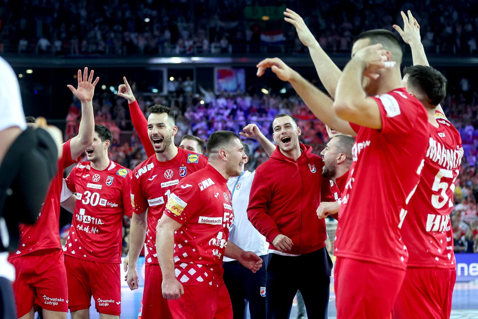 Zagreb: Slavlje rukometaša Hrvatske nakon pobjede nad Francuskom i prolaska u finale Svjetskog prvenstva Zagreb: Slavlje rukometaša Hrvatske nakon pobjede nad Francuskom i prolaska u finale Svjetskog prvenstva