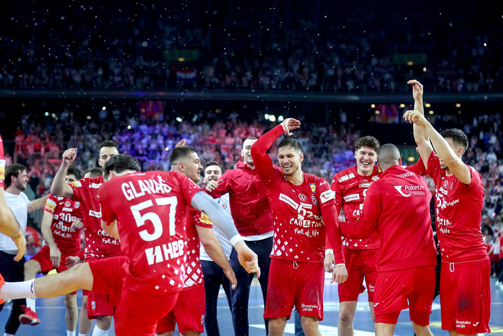 Zagreb: Slavlje rukometaša Hrvatske nakon pobjede nad Francuskom i prolaska u finale Svjetskog prvenstva Zagreb: Slavlje rukometaša Hrvatske nakon pobjede nad Francuskom i prolaska u finale Svjetskog prvenstva