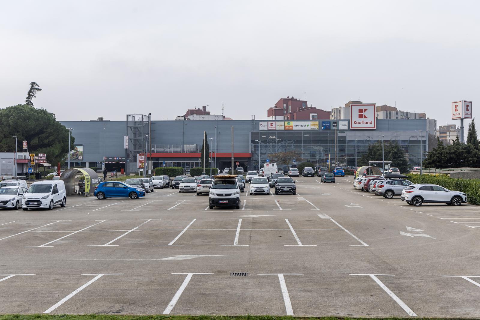 Pula: trgovački centri prazni tijekom drugog bojkota Pula: trgovački centri prazni tijekom drugog bojkota