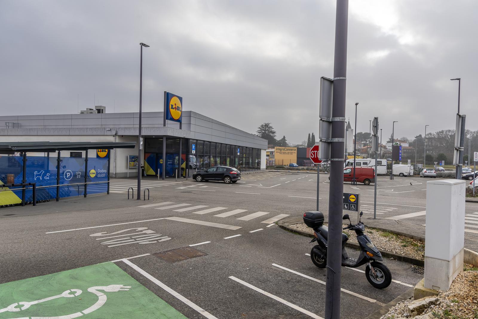 Pula: trgovački centri prazni tijekom drugog bojkota Pula: trgovački centri prazni tijekom drugog bojkota