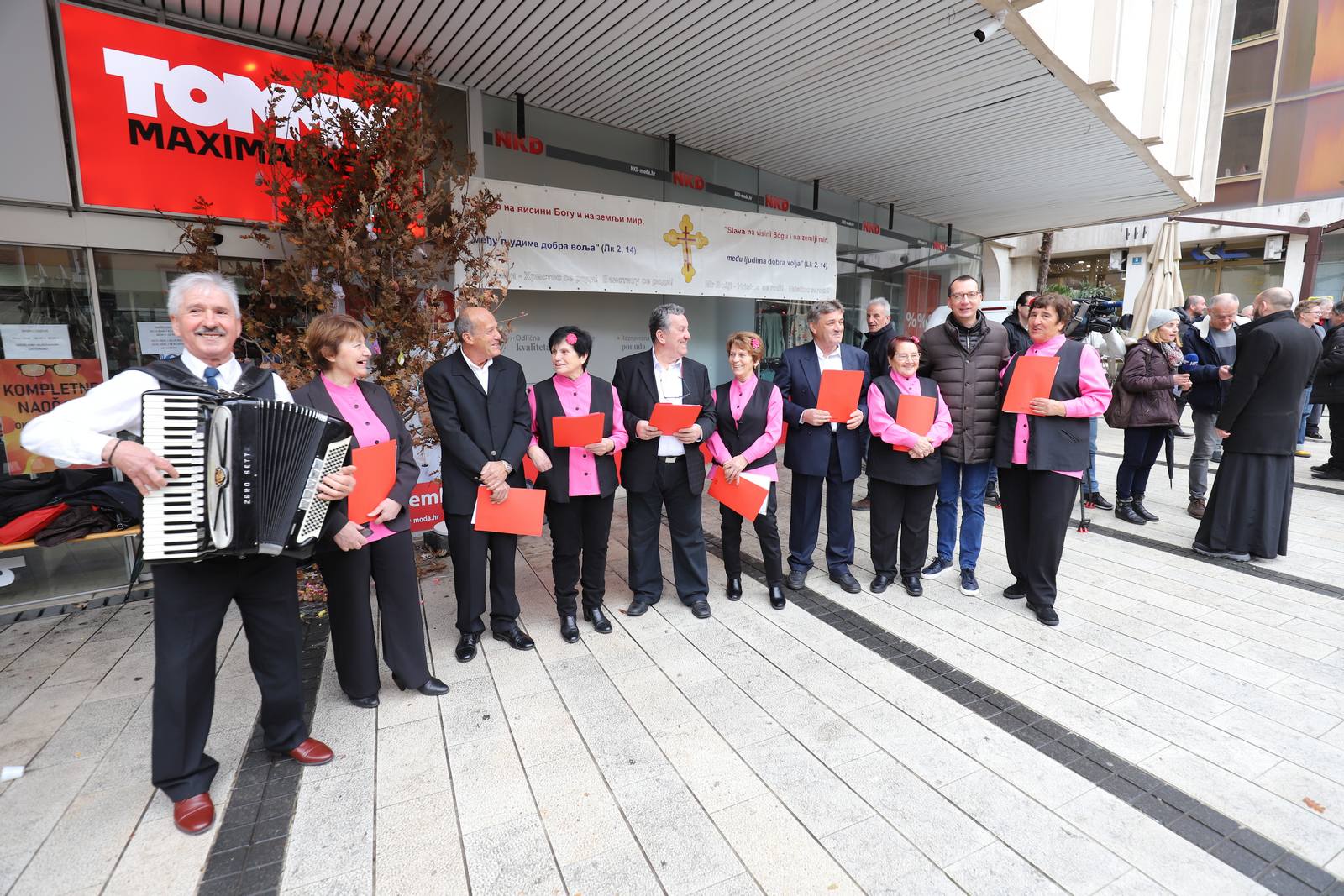 Proslava-Badnjaka-na-Koblerovom-trgu-3 Proslava-Badnjaka-na-Koblerovom-trgu-3