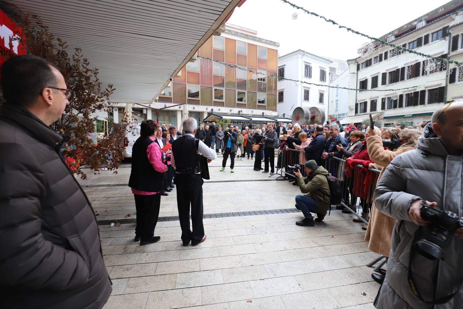 Proslava-Badnjaka-na-Koblerovom-trgu-4 Proslava-Badnjaka-na-Koblerovom-trgu-4