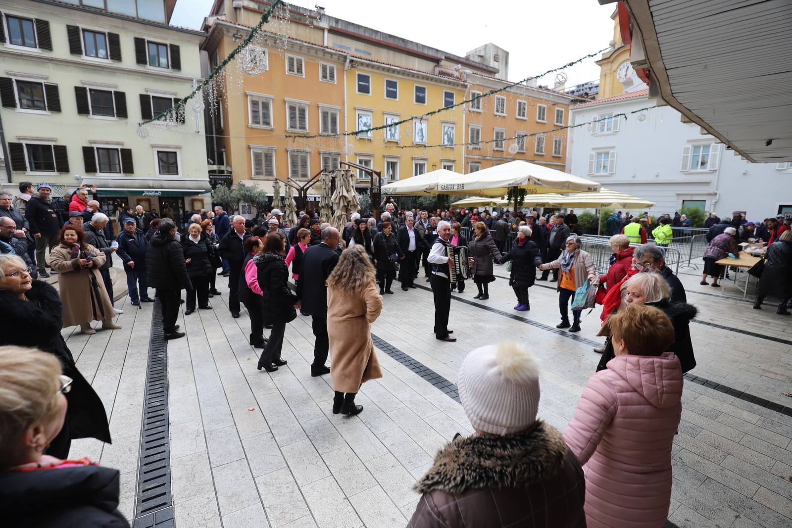 Proslava-Badnjaka-na-Koblerovom-trgu-8-1 Proslava-Badnjaka-na-Koblerovom-trgu-8-1