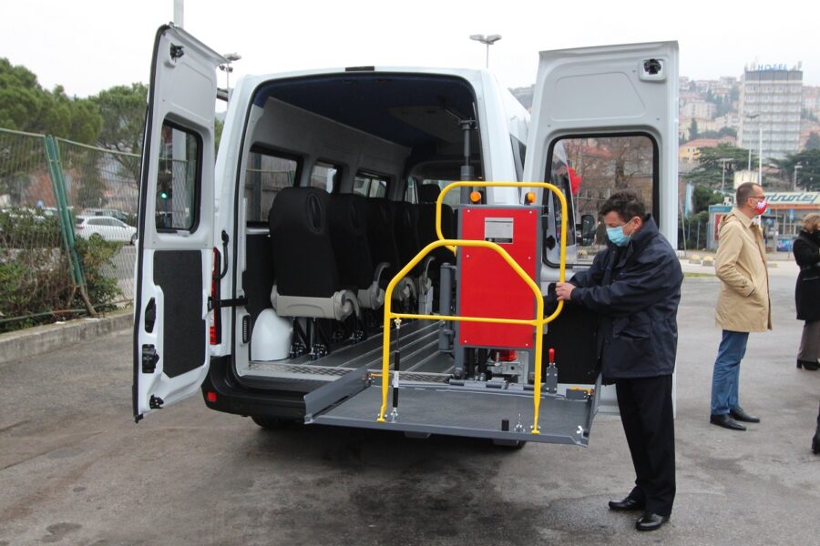 Autotroleju-donirano-novo-vozilo-za-prijevoz-osoba-s-invaliditetom-3-900×600