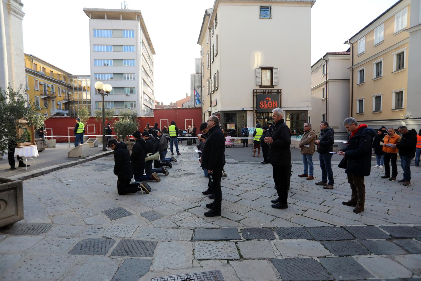 Rijeka: Molitelji i prosvjednici pred katedralom Svetog Vida