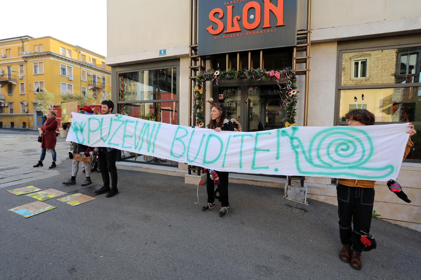 Rijeka: Molitelji i prosvjednici pred katedralom Svetog Vida