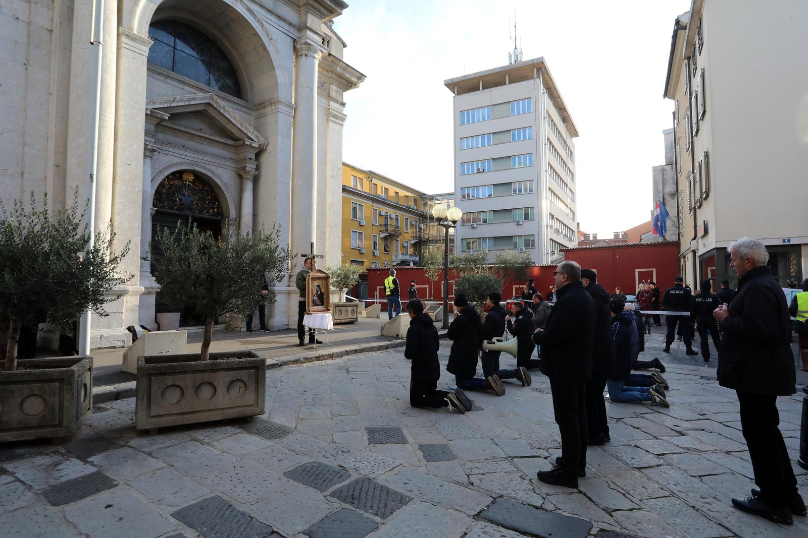 Rijeka: Molitelji i prosvjednici pred katedralom Svetog Vida